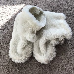 • Fluffy Slipper Boots